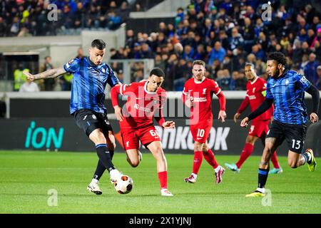 Trent Alexander-Arnold (Liverpool FC) und Gianluca Scamacca (Atalanta BC) während der UEFA Europa League, Viertelfinale, 2. Legs-Fußballspiel zwischen Atalanta BC und Liverpool FC am 18. April 2024 im Gewiss Stadium in Bergamo, Italien - Credit: Luca Rossini/E-Mage/Alamy Live News Stockfoto