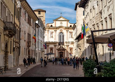 Via Rodolfo Belenzani in der Altstadt und die Kirche Chiesa di San Francesco Saverio in Trient, Trentino, Italien, Europa Stockfoto