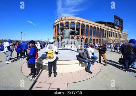 Die Fans warten am Eröffnungstag zwischen den Milwaukee Brewers im Citi Field in New York City, N.Y., am Freitag, den 29. März 2024, in der Schlange, um den Baseballpark zu betreten. (Foto: Gordon Donovan) Stockfoto