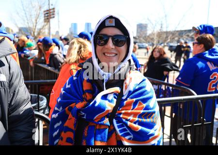 Die Fans warten am Eröffnungstag zwischen den Milwaukee Brewers im Citi Field in New York City, N.Y., am Freitag, den 29. März 2024, in der Schlange, um den Baseballpark zu betreten. (Foto: Gordon Donovan) Stockfoto