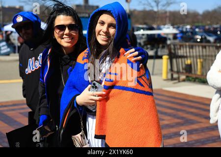 Die Fans warten am Eröffnungstag zwischen den Milwaukee Brewers im Citi Field in New York City, N.Y., am Freitag, den 29. März 2024, in der Schlange, um den Baseballpark zu betreten. (Foto: Gordon Donovan) Stockfoto