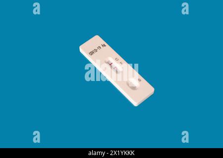 Closeup der Testkassette auf blauem Hintergrund, medizinischer steriler Antigene-Test-Kit für Antigene-Schnelltest covid-19, Früherkennung von vir Stockfoto