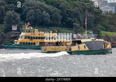 Sydney Fähren die Sirius und Margaret Olley passieren sich gegenseitig Säuglinge von Goat Island im Hafen von Sydney, NSW, Australien Stockfoto