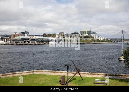 Peacock Point Reserve am Hafen von Sydney in Balmain, mit Blick auf Jones Bay Wharf und Anzac Bridge, Sydney, NSW, Australien Stockfoto