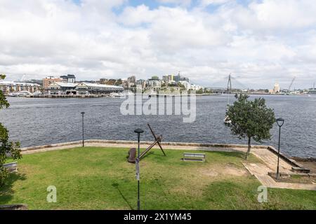 Peacock Point Reserve am Hafen von Sydney in Balmain, mit Blick auf Jones Bay Wharf und Anzac Bridge, Sydney, NSW, Australien Stockfoto