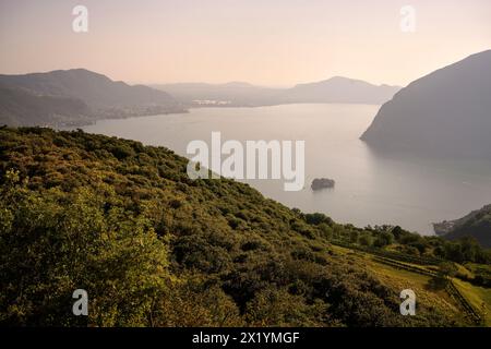 Blick von der Insel Monte Isola auf den Iseosee (Lago d'Iseo, auch Sebino) und die winzige Insel „Isola di San Paolo“, Brescia und Bergamo, N Stockfoto