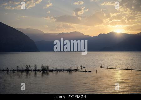 Blick von Clusane zum Iseosee (Lago d'Iseo, auch Sebino) mit der untergehenden Sonne, Brescia und Bergamo, norditalienische Seen, Lombardei, Italien, Europa Stockfoto