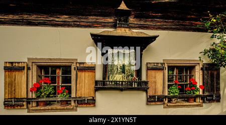 Alpenhaus am Wolfgangsee mit Marienporträt, Fensterläden und Blumenschmuck, St. Gilgen, Land Salzburg, Alpen, Österreich Stockfoto