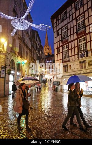 Regen, Weihnachtsdekoration, Kathedrale Sainte-Marie, Bayonne, Aquitaine, Pyrénées-Atlantiques Baskenland, 64, Frankreich. Stockfoto