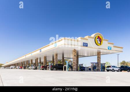 Buc-ee's ist eine Kette von Country Stores und Tankstellen mit einer großen Menge an Gaspumpen, Lebensmitteln, Markenartikeln und sauberen Toiletten. Stockfoto