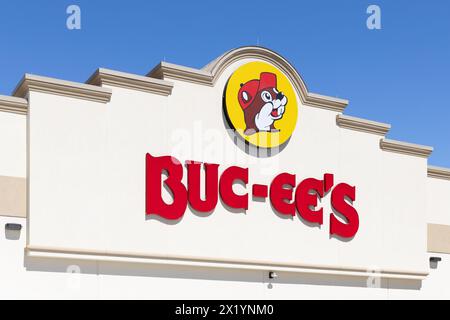 Buc-ee's ist eine Kette von Country Stores und Tankstellen mit einer großen Menge an Gaspumpen, Lebensmitteln, Markenartikeln und sauberen Toiletten. Stockfoto