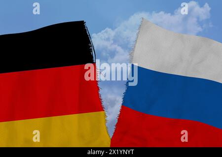 Zwei zerrissene Fahnen Russlands und Deutschlands, das Konzept schlechter internationaler Beziehungen, diplomatischer Konflikte, globaler Welthandel, Politik, Wirtschaft Stockfoto