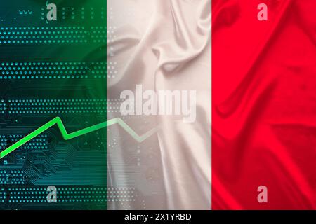 Nationalflagge Italiens auf Seide mit Falten, grüne elektronische Leiterplatte, Wachstumspfeil, modernes Technologiekonzept, Wirtschaft, Wirtschaft, p Stockfoto