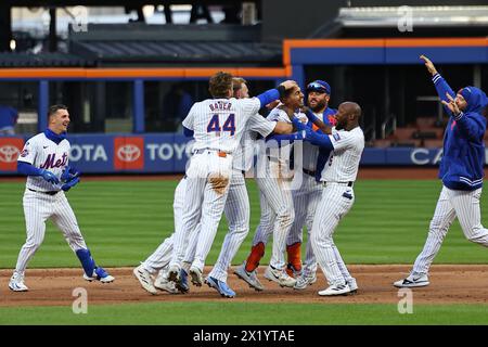 New York Mets Spieler moben Tyrone Taylor #15 nach seinem Sieg während des neunten Inning des Baseballspiels gegen die Detroit Tigers im Citi Field in New York, N.Y., Donnerstag, 4. April 2024. Die Mets kämpften am Donnerstag an den Tigers 2-1 vorbei, um ihren ersten Saisonsieg und einen Doppelsieg zu feiern. (Foto: Gordon Donovan) Stockfoto