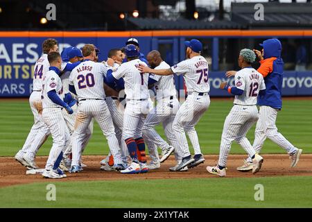 New York Mets Spieler moben Tyrone Taylor #15 nach seinem Sieg während des neunten Inning des Baseballspiels gegen die Detroit Tigers im Citi Field in New York, N.Y., Donnerstag, 4. April 2024. Die Mets kämpften am Donnerstag an den Tigers 2-1 vorbei, um ihren ersten Saisonsieg und einen Doppelsieg zu feiern. (Foto: Gordon Donovan) Stockfoto