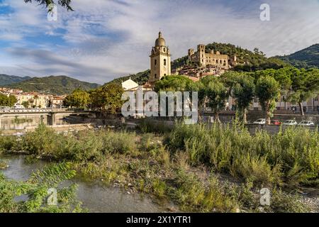 Blick auf die Stadt mit dem Fluss Nervia, der Kirche Chiesa di Sant'Antonio Abate und der Burg Castello dei Doria in Dolceacqua, Ligurien, Italien, Europa Stockfoto