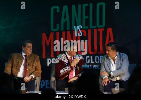 Mexiko-Stadt, Mexiko. April 2024. Präsident des World Boxing Council (WBC), Mauricio Sulaiman (L), begleitet von dem Gouverneur von Tamaulipas, Américo Villareal, während einer Pressekonferenz zum Kampf zwischen Saúl 'Canelo' Álvarez und Jaime Munguia. Am 18. April 2024 in Mexiko-Stadt. (Foto: Carlos Santiago/Eyepix Group/SIPA USA) Credit: SIPA USA/Alamy Live News Stockfoto