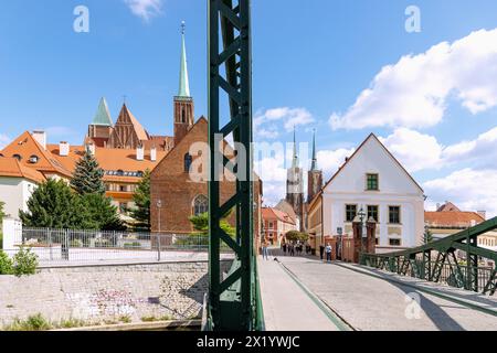 Most Tumski Brücke über die oder (oder) zur Dominsel (Ostrów Tumski) mit der Kreuzkirche (Doppelkirche von Heiligem Kreuz und St. Stockfoto