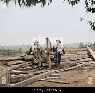 Drei Gefangene der Konföderierten am 1863. Juli auf dem Seminary Ridge in der Nähe von Gettysburg, Pennsylvania. Von Mathew Bradys Team von Fotografen. Ausgezeichneter artikel mit zusätzlichen Informationen hier: https://www.militaryimagesmagazine-digital.com/2023/06/03/three-confederate-prisoners-at-gettysburg-exploring-the-vast-void-of-an-iconic-photograph/ Stockfoto