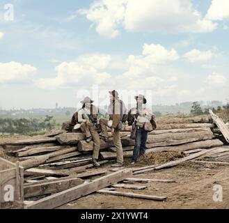 Drei Gefangene der Konföderierten am 1863. Juli auf dem Seminary Ridge in der Nähe von Gettysburg, Pennsylvania. Von Mathew Bradys Team von Fotografen. Der Himmel wurde in dieser Version ersetzt. Ausgezeichneter artikel mit zusätzlichen Informationen hier: https://www.militaryimagesmagazine-digital.com/2023/06/03/three-confederate-prisoners-at-gettysburg-exploring-the-vast-void-of-an-iconic-photograph/ Stockfoto