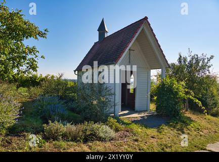 Kleine Kapelle in den Weinbergen auf der Weininsel bei Sommerach auf der Vokacher Mainschleife, Kreis Kitzingen, Unterfranken, Franken, Bayern, Stockfoto