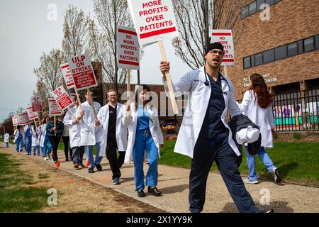 Detroit, Michigan, USA. April 2024. Ärzte in der Notaufnahme in der Ascension St. John Hospital begann einen eintägigen Streik, um gegen Personalmangel und unsichere Bedingungen zu protestieren. Die Notaufnahme wird von Team Health betrieben, das der Private Equity-Firma Blackstone gehört. Die 43 Notfallärzte, Arzthelfer und Krankenschwester-Praktizierende organisierten vor fast einem Jahr die Greater Deroit Association of Emergency Physicians. Quelle: Jim West/Alamy Live News Stockfoto