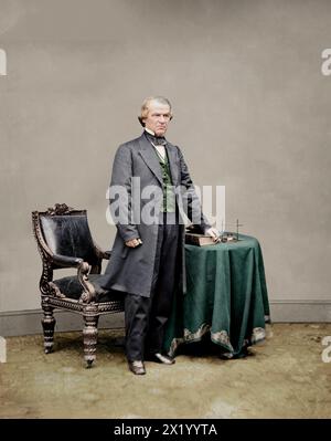 Andrew Johnson, Porträt in voller Länge, stehend, nach rechts gerichtet, mit Tisch und Stuhl. Zwischen 1865 und 1880. Von Mathew Brady. Stockfoto