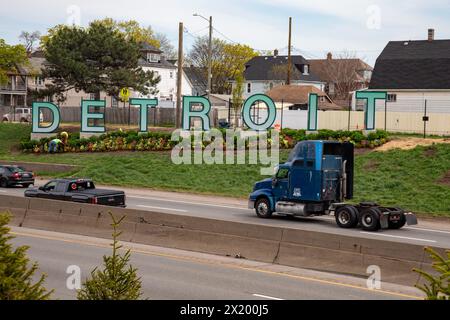 Detroit, Michigan – Ein neues Willkommen in Detroit wurde entlang der Interstate 94 vor dem NFL Draft aufgestellt, der in der Stadt Apri stattfinden wird Stockfoto