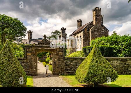 Herrenhaus und Gelände von Gwydir Castle in Llanrwst, Wales, Großbritannien, Europa Stockfoto