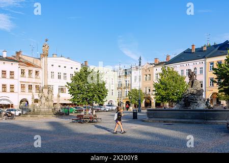 Marktplatz (Krakonošovo náměstí, Krakonosovo Namesti) mit Pestsäule, Rübezahl Brunnen und Arkadenhäuser mit Arkaden in Trutnov (Trautenau) i. Stockfoto