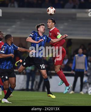 Bergamo. April 2024. Berat Djimsiti (L) von Atalanta streitet mit dem Liverpooler Virgil van Dijk im zweiten Legspiel der UEFA Europa League zwischen Atalanta und Liverpool am 18. April 2024 in Bergamo, Italien. Quelle: Xinhua/Alamy Live News Stockfoto