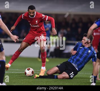 Bergamo. April 2024. Berat Djimsiti (R) von Atalanta streitet mit Andrew Robertson im zweiten Legspiel der UEFA Europa League zwischen Atalanta und Liverpool am 18. April 2024 in Bergamo, Italien. Quelle: Xinhua/Alamy Live News Stockfoto