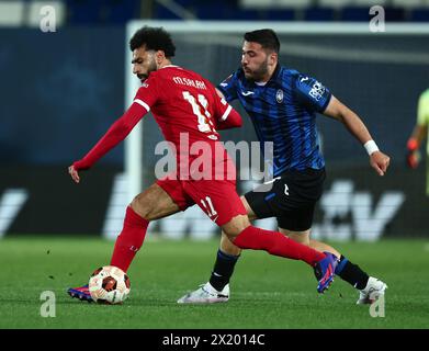 Bergamo. April 2024. Sead Kolasinac (R) von Atalanta streitet mit Mohamed Salah im UEFA Europa League-Viertelfinale zwischen Atalanta und Liverpool am 18. April 2024 in Bergamo, Italien. Quelle: Xinhua/Alamy Live News Stockfoto