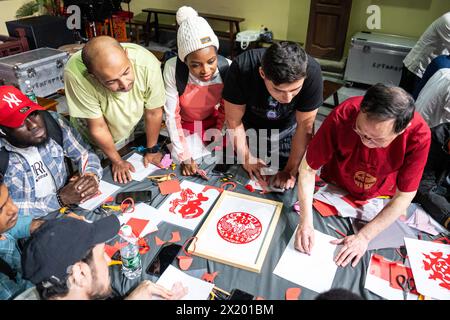 (240419) -- PEKING, 19. April 2024 (Xinhua) -- ein immaterieller Erbe des kulturellen Erbes (1. R) lehrt internationale Studenten Papierschneidtechniken im Museum of Immaterielle Kulturerbe in Changsha in der zentralchinesischen Provinz Hunan, 18. April 2024. Da der Tag der Chinesischen Sprache der Vereinten Nationen vor der Tür steht, die School of International Education der Central South University, die seit 2010 am 20. April stattfindet, hat sich mit dem Museum of Immaterielle Kulturerbe von Changsha zusammengetan, um mehr als 100 internationale Studenten aus über 20 Ländern und Regionen einzuladen Stockfoto