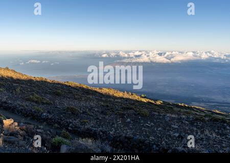 Blick auf die Bucht von Maalaea und den Pazifischen Ozean vom Haleakalā-Nationalpark auf der Insel Maui, Hawaii, USA. Stockfoto