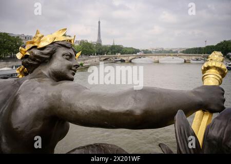 Detail einer Figur auf der kunstvoll gestalteten Bogenbrücke Pont Alexandre III, Blick auf den Eiffelturm, seine-Ufer, Paris, Île-de-France, F Stockfoto