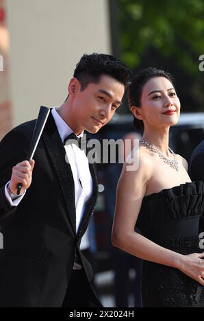 (240419) -- PEKING, 19. April 2024 (Xinhua) -- Schauspieler Hu GE (L) und Schauspielerin Gao Yuanyuan spazieren auf dem roten Teppich des 14. Pekinger Internationalen Filmfestivals (BJIFF) in Peking, Hauptstadt Chinas, 18. April 2024. Der 14. BJIFF startete am Donnerstag in der chinesischen Hauptstadt und begrüßte Filmemacher aus dem in- und Ausland, um über die Filmentwicklung zu diskutieren und den kulturellen Austausch in der Branche zu fördern. Mitglieder der 14. Tiantan Award-Jury des diesjährigen BJIFF unter der Leitung des serbischen Regisseurs Emir Kusturica als Jurypräsident traten bei der Eröffnungszeremonie auf. Insgesamt 1.509 Filme aus 118 Ländern und Regionen Stockfoto