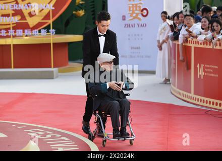 (240419) -- PEKING, 19. April 2024 (Xinhua) -- Schauspieler You Benchang (Front) und Hu GE nehmen am 18. April 2024 an der Eröffnung des 14. Pekinger Internationalen Filmfestivals (BJIFF) in Peking, Hauptstadt Chinas, Teil. Der 14. BJIFF startete am Donnerstag in der chinesischen Hauptstadt und begrüßte Filmemacher aus dem in- und Ausland, um über die Filmentwicklung zu diskutieren und den kulturellen Austausch in der Branche zu fördern. Mitglieder der 14. Tiantan Award-Jury des diesjährigen BJIFF unter der Leitung des serbischen Regisseurs Emir Kusturica als Jurypräsident traten bei der Eröffnungszeremonie auf. Insgesamt bewarben sich 1.509 Filme aus 118 Ländern und Regionen Stockfoto