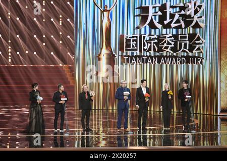 (240419) -- PEKING, 19. April 2024 (Xinhua) -- Mitglieder der Jury des 14. Tiantan-Preises nehmen am 18. April 2024 an der Eröffnung des 14. Pekinger Internationalen Filmfestivals (BJIFF) in Peking, Hauptstadt Chinas, Teil. Der 14. BJIFF startete am Donnerstag in der chinesischen Hauptstadt und begrüßte Filmemacher aus dem in- und Ausland, um über die Filmentwicklung zu diskutieren und den kulturellen Austausch in der Branche zu fördern. Mitglieder der 14. Tiantan Award-Jury des diesjährigen BJIFF unter der Leitung des serbischen Regisseurs Emir Kusturica als Jurypräsident traten bei der Eröffnungszeremonie auf. Insgesamt wurden 1.509 Filme aus 118 Ländern und Regionen beworben Stockfoto