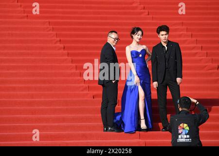 (240419) -- PEKING, 19. April 2024 (Xinhua) -- Schauspielerin Lan Yingying (C) und Schauspieler Liu Yichang (R) posieren für ein Gruppenfoto auf dem roten Teppich des 14. Pekinger Internationalen Filmfestivals (BJIFF) in Peking, Hauptstadt Chinas, 18. April 2024. Der 14. BJIFF startete am Donnerstag in der chinesischen Hauptstadt und begrüßte Filmemacher aus dem in- und Ausland, um über die Filmentwicklung zu diskutieren und den kulturellen Austausch in der Branche zu fördern. Mitglieder der 14. Tiantan Award-Jury des diesjährigen BJIFF unter der Leitung des serbischen Regisseurs Emir Kusturica als Jurypräsident traten bei der Eröffnungszeremonie auf. Insgesamt 1.509 Filme fr Stockfoto