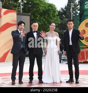 (240419) -- PEKING, 19. April 2024 (Xinhua) -- Regisseur Gao Peng (2. L), Schauspielerin Qin Hailu (2. R), Schauspieler zu Feng (1. L) und Zhou Zhengjie nehmen am 18. April 2024 an der Eröffnung des 14. Pekinger Internationalen Filmfestivals (BJIFF) in Peking, Hauptstadt Chinas, Teil. Der 14. BJIFF startete am Donnerstag in der chinesischen Hauptstadt und begrüßte Filmemacher aus dem in- und Ausland, um über die Filmentwicklung zu diskutieren und den kulturellen Austausch in der Branche zu fördern. Mitglieder der 14. Tiantan Award-Jury des diesjährigen BJIFF unter der Leitung des serbischen Regisseurs Emir Kusturica als Jurypräsident traten bei der Eröffnungszeremonie auf. A bis Stockfoto