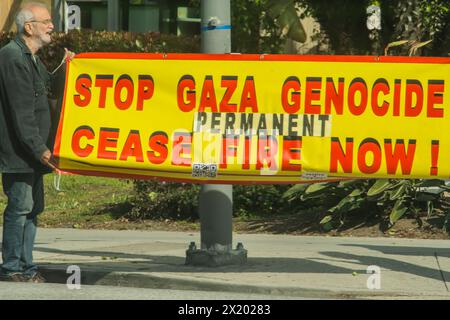 Los Angeles, Usa. April 2024. Die Demonstranten in Santa Monica, Kalifornien, rufen zu einem dauerhaften Waffenstillstand in Gaza auf. Das Filmmaterial zeigt die Aktivisten, die am 17. April Banner an den Straßenrändern halten. (Foto: Alberto Sibaja/Pacific Press) Credit: Pacific Press Media Production Corp./Alamy Live News Stockfoto