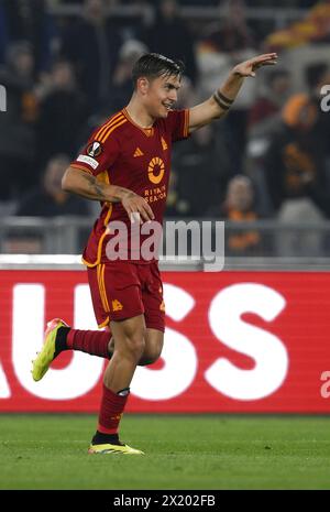 Rom, Italien. April 2024. Der Roma-Spieler Paulo Dybala feiert sein Tor beim 2. Legspiel der UEFA Europa League zwischen Roma und AC Milan am 18. April 2024 in Rom, Italien. Quelle: Augusto Casasoli/Xinhua/Alamy Live News Stockfoto