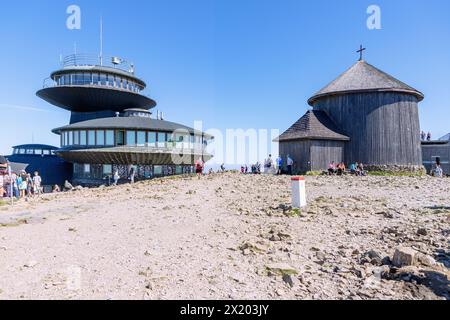 Gipfel mit Grenzstein, Hochgebirgswetterstation und St. Lawrence-Kapelle auf Sněžka (Śnieżka; Sniezka) im Nationalpark Krkonoše (Karkonoski Stockfoto