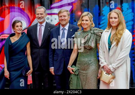 AMSTERDAM 18-04-2024 Gala Königin Letizia und König Felipe und König Willem-Alexander und Königin Maxima und Prinzessin Amalia besuchten die Ausstellung DUO, Beyond Two Visions Eine spanische niederländische kreative Zusammenarbeit von zehn spanischen und niederländischen Wandmalern, im STRAAT Museum am letzten Tag der 2 Tage Staatsbesuch in den Niederlanden OUT/Point de Vue OUT Stockfoto