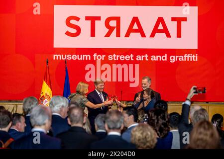 AMSTERDAM 18-04-2024 Gala Königin Letizia und König Felipe sowie König Willem-Alexander und Königin Maxima besuchten die Ausstellung DUO, Beyond Two Visions A Spanish Dutch Creative Collaboration of zehn Spanish and Dutch Muralists, im STRAAT Museum am letzten Tag der 2 Tage Staatsbesuch in den Niederlanden OUT/Point de Vue OUT Stockfoto