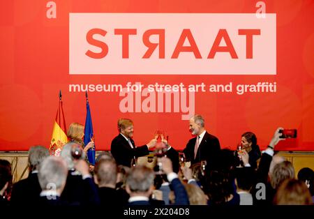 AMSTERDAM 18-04-2024 Gala Königin Letizia und König Felipe sowie König Willem-Alexander und Königin Maxima besuchten die Ausstellung DUO, Beyond Two Visions A Spanish Dutch Creative Collaboration of zehn Spanish and Dutch Muralists, im STRAAT Museum am letzten Tag der 2 Tage Staatsbesuch in den Niederlanden OUT/Point de Vue OUT Stockfoto