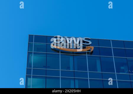 aws-Logo (Amazon Web Services) auf dem Bürogebäude in Houston, Texas, USA. Stockfoto