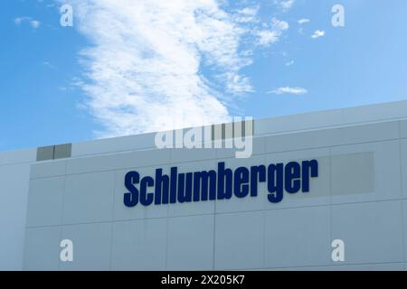 Houston, TX, USA - 13. April 2024: Nahaufnahme des Schlumberger-Schilds auf dem Gebäude. Houston, TX, USA. Stockfoto