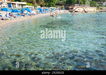 Dubrovnik Kroatien - 29. Mai 2011; redaktioneller überfüllter Uvala Lapad Strand mit Menschen und blauem Schirm. Stockfoto